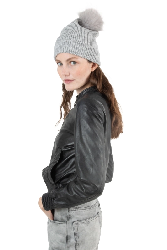 Bonnet à pompon tricoté en fil recyclé